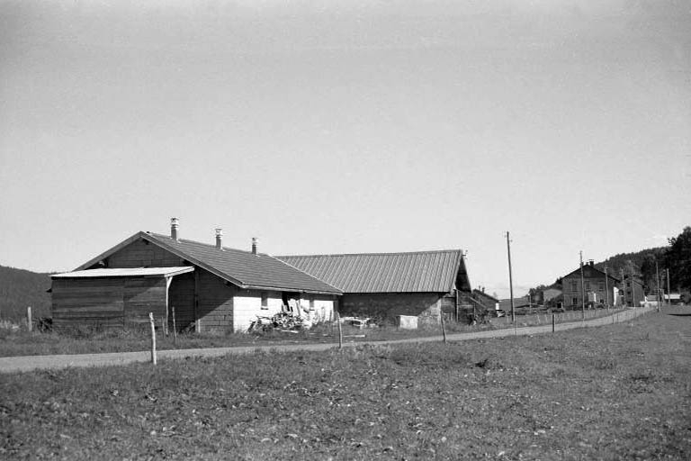 Vue d'ensemble, depuis le sud. Porcherie au premier plan. © Laurent Poupard / Région Bourgogne-Franche-Comté, Inventaire du patrimoine - 1990