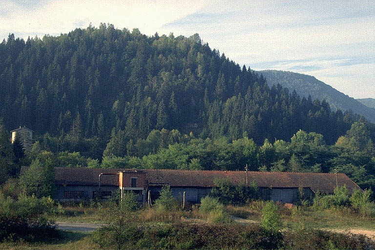 Vue d'ensemble depuis le nord. © Laurent Poupard / Région Bourgogne-Franche-Comté, Inventaire du patrimoine - 1990