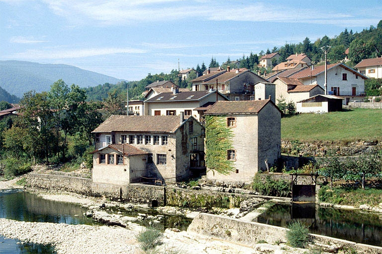 Vue d'ensemble depuis l'est. © Laurent Poupard / Région Bourgogne-Franche-Comté, Inventaire du patrimoine - 1990 Vue d'ensemble depuis l'est. © Laurent Poupard / Région Bourgogne-Franche-Comté, Inventaire du patrimoine - 1990