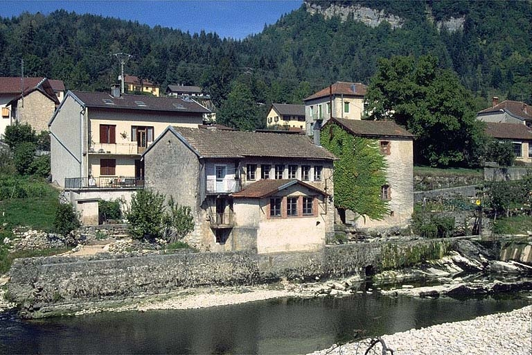 Vue d'ensemble depuis le sud. © Laurent Poupard / Région Bourgogne-Franche-Comté, Inventaire du patrimoine - 1990 Vue d'ensemble depuis le sud. © Laurent Poupard / Région Bourgogne-Franche-Comté, Inventaire du patrimoine - 1990
