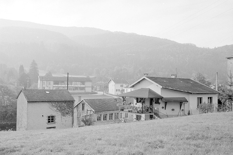Vue d'ensemble depuis le nord. © Laurent Poupard / Région Bourgogne-Franche-Comté, Inventaire du patrimoine - 1990 Vue d'ensemble depuis le nord. © Laurent Poupard / Région Bourgogne-Franche-Comté, Inventaire du patrimoine - 1990