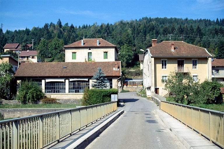 Vue d'ensemble depuis le pont. © Laurent Poupard / Région Bourgogne-Franche-Comté, Inventaire du patrimoine - 1990 Vue d'ensemble depuis le pont. © Laurent Poupard / Région Bourgogne-Franche-Comté, Inventaire du patrimoine - 1990