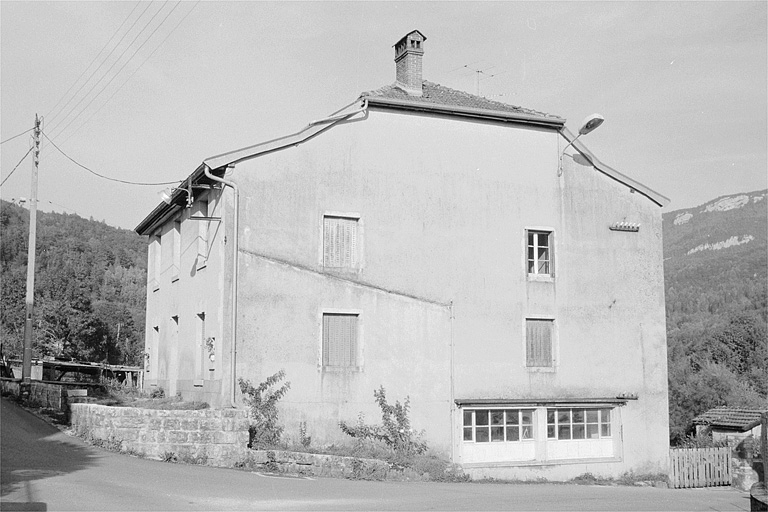 Façade latérale du logement patronal. Les grandes baies horizontales éclairent un atelier de fabrication. © Laurent Poupard / Région Bourgogne-Franche-Comté, Inventaire du patrimoine - 1990 Façade latérale du logement patronal. Les grandes baies horizontales éclairent un atelier de fabrication. © Laurent Poupard / Région Bourgogne-Franche-Comté, Inventaire du patrimoine - 1990
