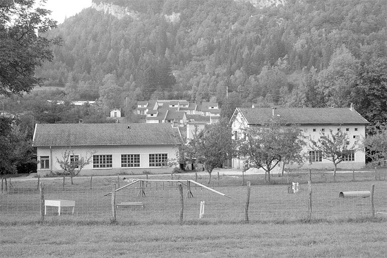 Vue d'ensemble depuis le sud-est. © Laurent Poupard / Région Bourgogne-Franche-Comté, Inventaire du patrimoine - 1990
