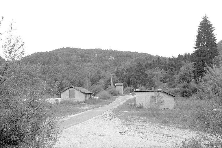 Carrière souterraine de Chassal : bâtiments. La carrière souterraine est à droite. © Laurent Poupard / Région Bourgogne-Franche-Comté, Inventaire du patrimoine - 1990