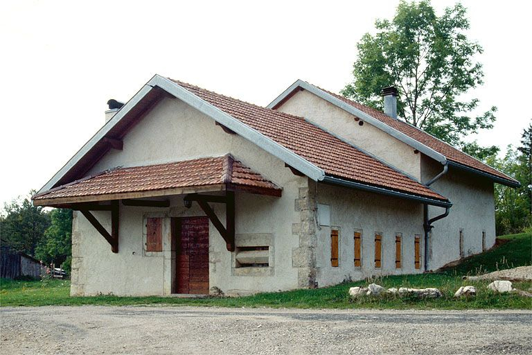 Façade antérieure de la fromagerie des Communailles, à Longchaumois, vue de trois quarts. © Laurent Poupard / Région Bourgogne-Franche-Comté, Inventaire du patrimoine - 1990