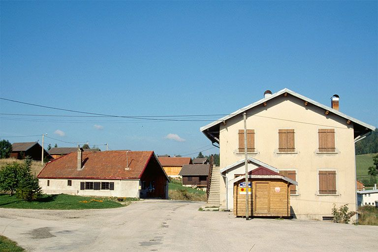 Façade sud-ouest en 1990. © Laurent Poupard / Région Bourgogne-Franche-Comté, Inventaire du patrimoine - 1990 Façade sud-ouest en 1990. © Laurent Poupard / Région Bourgogne-Franche-Comté, Inventaire du patrimoine - 1990