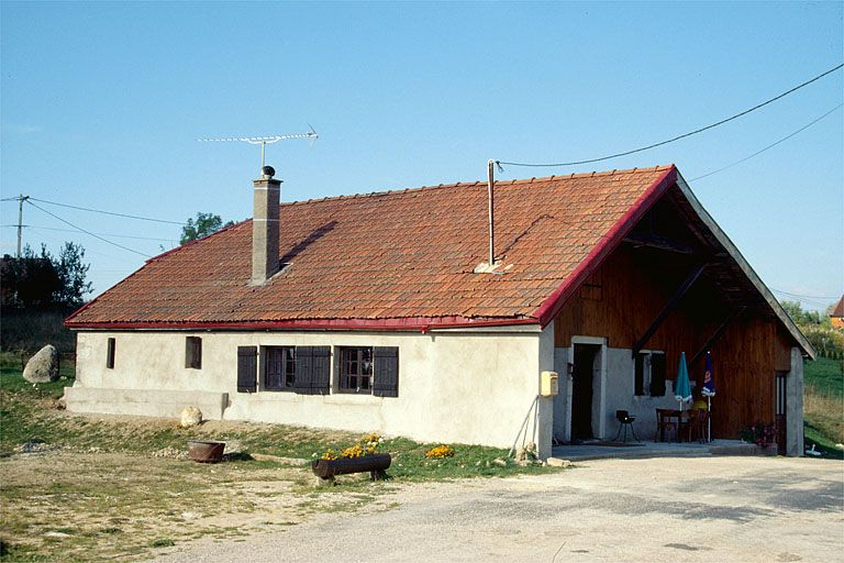 Vue de trois quarts de la façade antérieure et de la face gauche. © Laurent Poupard / Région Bourgogne-Franche-Comté, Inventaire du patrimoine - 1990 Vue de trois quarts de la façade antérieure et de la face gauche. © Laurent Poupard / Région Bourgogne-Franche-Comté, Inventaire du patrimoine - 1990