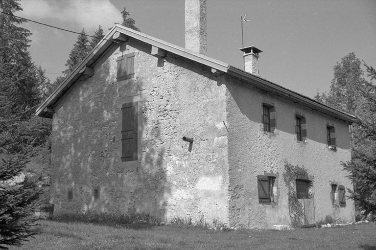 Vue générale de la fromagerie de la Combe Servagnat, à Longchaumois. © Laurent Poupard / Région Bourgogne-Franche-Comté, Inventaire du patrimoine - 1990