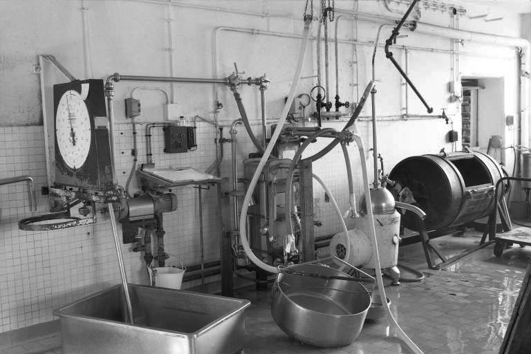 Atelier de fabrication : pèse-lait, écrémeuse et baratte. © Laurent Poupard / Région Bourgogne-Franche-Comté, Inventaire du patrimoine - 1990