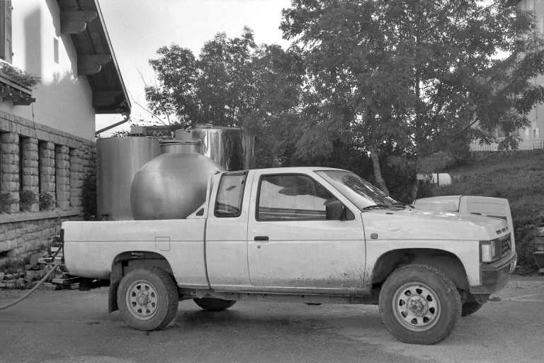 Livraison du lait : véhicule d'un sociétaire. © Laurent Poupard / Région Bourgogne-Franche-Comté, Inventaire du patrimoine - 1990