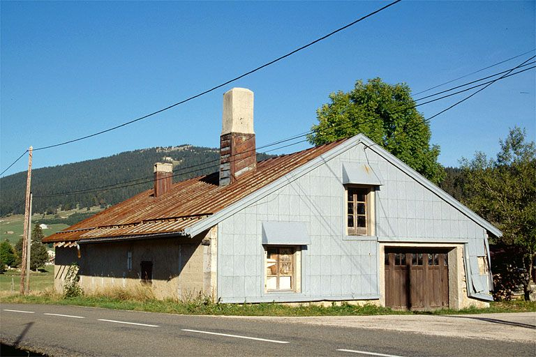 Vue générale de la fromagerie des Landes d'Aval, aux Rousses. © Laurent Poupard / Région Bourgogne-Franche-Comté, Inventaire du patrimoine - 1990
