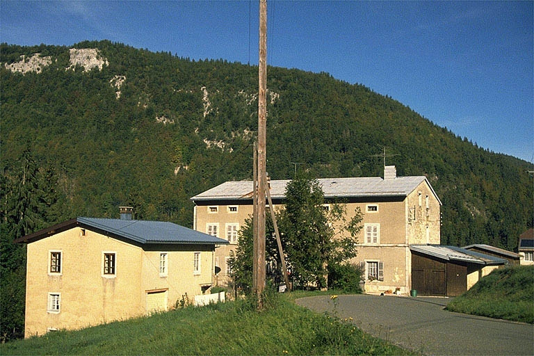 Vue d'ensemble depuis le sud. © Laurent Poupard / Région Bourgogne-Franche-Comté, Inventaire du patrimoine - 1990 Vue d'ensemble depuis le sud. © Laurent Poupard / Région Bourgogne-Franche-Comté, Inventaire du patrimoine - 1990