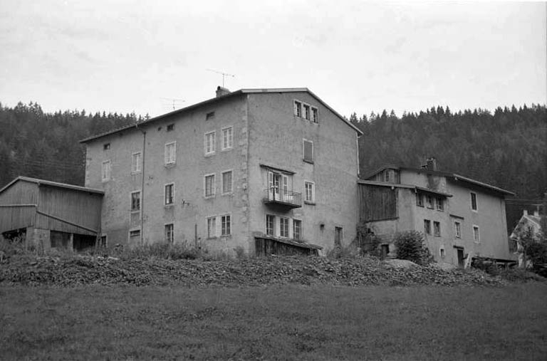 Vue d'ensemble depuis l'ouest. © Laurent Poupard / Région Bourgogne-Franche-Comté, Inventaire du patrimoine - 1990 Vue d'ensemble depuis l'ouest. © Laurent Poupard / Région Bourgogne-Franche-Comté, Inventaire du patrimoine - 1990
