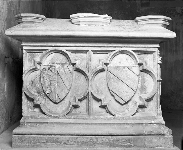 Détail : les armoiries sur le petit côté. © Jérôme Mongreville / Région Bourgogne-Franche-Comté, Inventaire du patrimoine - 1990