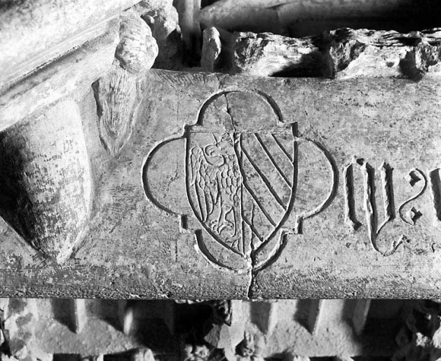 Détail : les armoiries gravées au début de l'épitaphe. © Jérôme Mongreville / Région Bourgogne-Franche-Comté, Inventaire du patrimoine - 1990