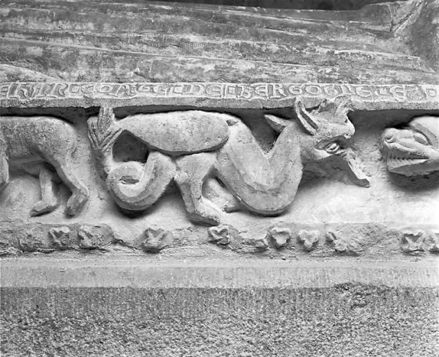 Détail de la frise : un dragon. © Jérôme Mongreville / Région Bourgogne-Franche-Comté, Inventaire du patrimoine - 1990