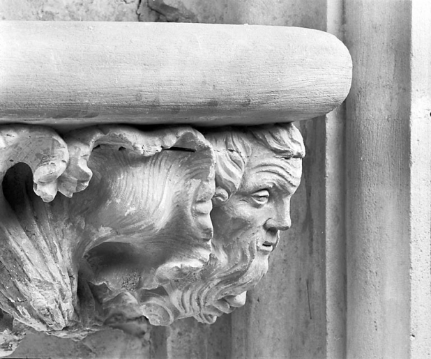 Grande console orientale : détail, tête à l'angle droit de la console orientale, vu de profil. © Jérôme Mongreville / Région Bourgogne-Franche-Comté, Inventaire du patrimoine - 1990