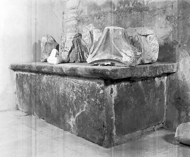 Fragments de pierres sculptées. © Jérôme Mongreville / Région Bourgogne-Franche-Comté, Inventaire du patrimoine - 1990