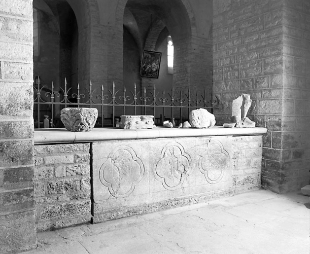 Faux tombeau sous la 9ème grande arcade nord. © Jérôme Mongreville / Région Bourgogne-Franche-Comté, Inventaire du patrimoine - 1990