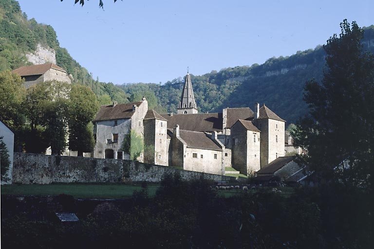 Vue générale de l'abbaye depuis le grand jardin. © Jérôme Mongreville / Région Bourgogne-Franche-Comté, Inventaire du patrimoine - 1990