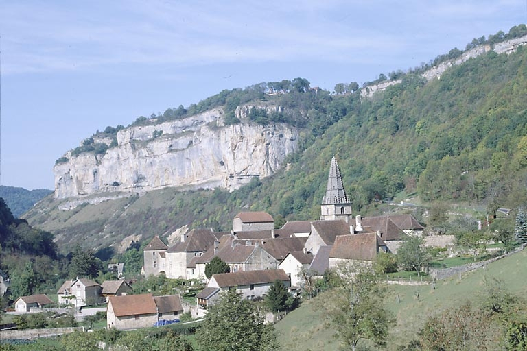 Vue générale de l'abbaye depuis le sud-ouest. © Jérôme Mongreville / Région Bourgogne-Franche-Comté, Inventaire du patrimoine - 1990
