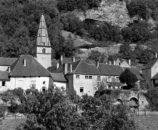 Face sud des bâtiments de l'aile sud du cloître et des maisons des chanoines. © Jérôme Mongreville / Région Bourgogne-Franche-Comté, Inventaire du patrimoine - 1990