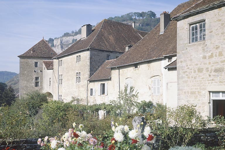 Face sud du quartier abbatial et des bâtiments au sud du cloître. © Jérôme Mongreville / Région Bourgogne-Franche-Comté, Inventaire du patrimoine - 1990