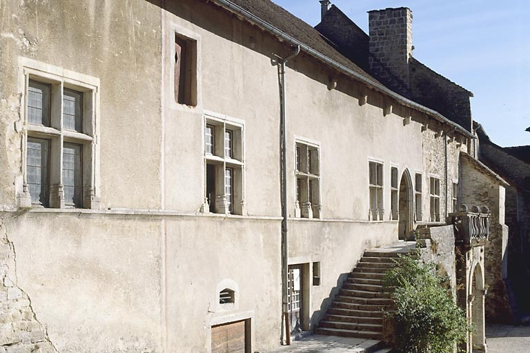 Le quartier abbatial : façade sur la grande cour, vue de trois quarts. © Jérôme Mongreville / Région Bourgogne-Franche-Comté, Inventaire du patrimoine - 1990