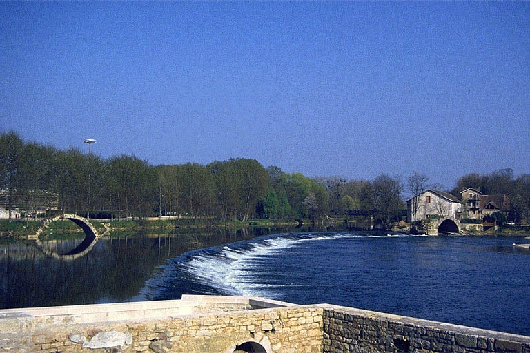 Vue d'ensemble depuis le moulin à bateau, à l'ouest. © Laurent Poupard / Région Bourgogne-Franche-Comté, Inventaire du patrimoine - 1990