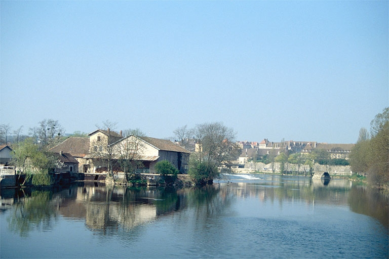 Vue d'ensemble, depuis l'est. © Laurent Poupard / Région Bourgogne-Franche-Comté, Inventaire du patrimoine - 1990