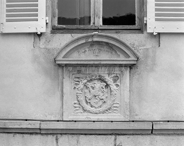 Vestiges de l'ancien château, les armoiries de Bletterans (d'azur) au lion (d'or) ont été placées en 1818 au-dessus de l'entrée de la mairie © Yves Sancey / Région Bourgogne-Franche-Comté, Inventaire du patrimoine - 1990