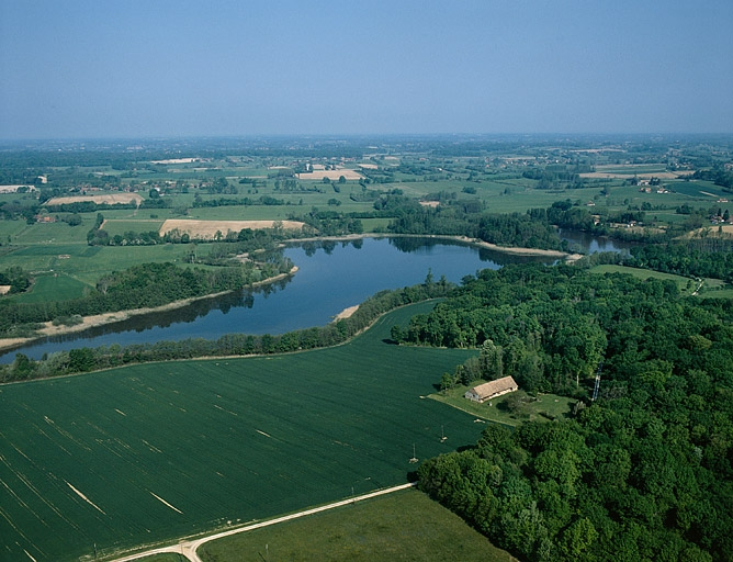 Vue aérienne de l'étang Vaillant et d'une ferme. © Yves Sancey / Région Bourgogne-Franche-Comté, Inventaire du patrimoine - 1990