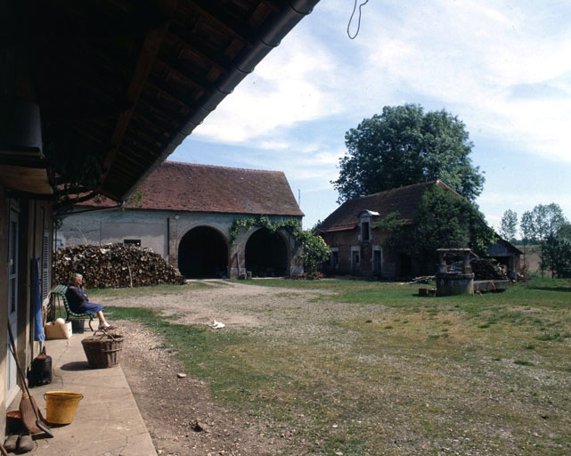 Façade antérieure du bâtiment d'habitation et bâtiments d'exploitation autour de la cour. © Yves Sancey / Région Bourgogne-Franche-Comté, Inventaire du patrimoine - 1990