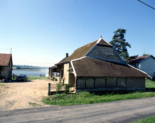 Ferme située route de Fontainebrux, près de l'étang : vue d'ensemble. © Yves Sancey / Région Bourgogne-Franche-Comté, Inventaire du patrimoine - 1990
