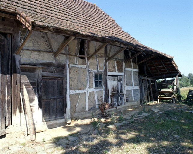 Façade antérieure : partie droite en pan de bois et en brique. © Yves Sancey / Région Bourgogne-Franche-Comté, Inventaire du patrimoine - 1990