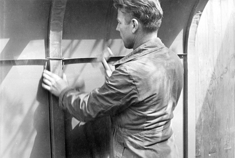 Montage d'un baraquement métallique : pose d'une agrafe. © Jérôme  Mongreville (reproduction) / Région Bourgogne-Franche-Comté, Inventaire du patrimoine - 1990