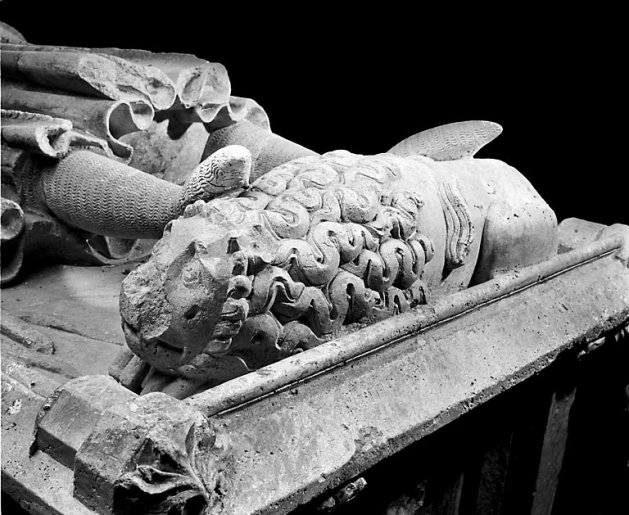 Détail : le lion aux pieds de Renaud de Bourgogne, vu de trois quarts gauche. © Jérôme Mongreville / Région Bourgogne-Franche-Comté, Inventaire du patrimoine - 1990