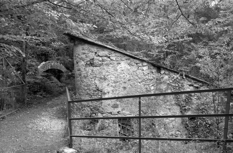 Site de la cascade : bâtiment d'eau. © Laurent Poupard / Région Bourgogne-Franche-Comté, Inventaire du patrimoine - 1990