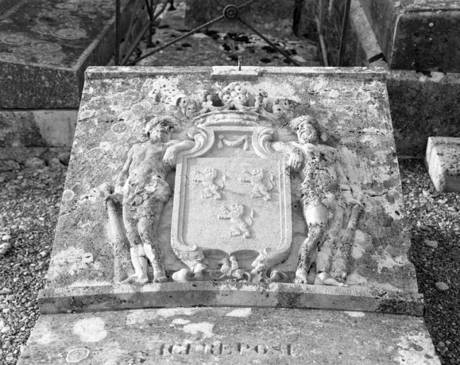 Tombeau (non étudié) du marquis Charles d'Ambly et de sa femme Louise Balahu de Noiron : détail du blason. © Yves Sancey / Région Bourgogne-Franche-Comté, Inventaire du patrimoine, 1990 - 1990
