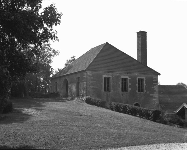 Façades ouest et nord du haut fourneau en 1990. © Yves Sancey / Région Bourgogne-Franche-Comté, Inventaire du patrimoine - 1990