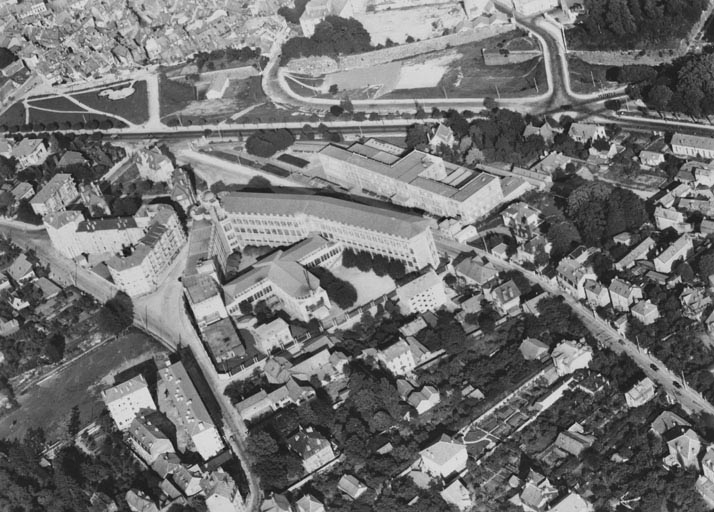 [Vue aérienne du quartier et de l'école, depuis l'ouest], 1956. © Yves  Sancey (reproduction) / Région Bourgogne-Franche-Comté, Inventaire du patrimoine - 1991