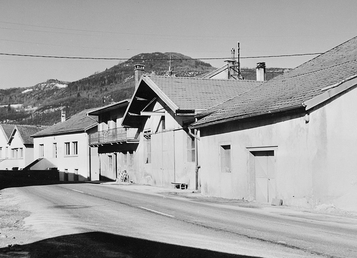 Façade antérieure des ateliers entre la route et la Bienne. © Jérôme  Mongreville (reproduction) / Région Bourgogne-Franche-Comté, Inventaire du patrimoine - 1991