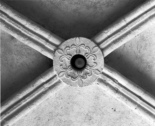 Eglise abbatiale : clef de voûte de 1ere travée du vaisseau central. © Jérôme Mongreville / Région Bourgogne-Franche-Comté, Inventaire du patrimoine - 1991