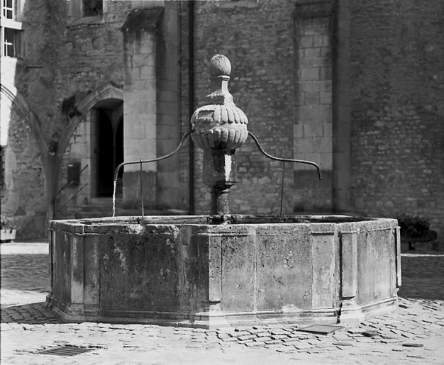 La fontaine de la cour du cloître. © Jérôme Mongreville / Région Bourgogne-Franche-Comté, Inventaire du patrimoine - 1991