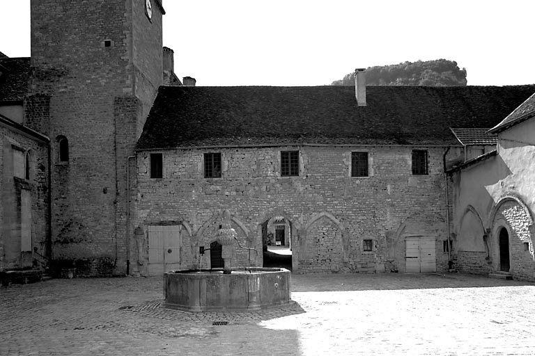 Côté est de la cour du cloître, vu de face. © Jérôme Mongreville / Région Bourgogne-Franche-Comté, Inventaire du patrimoine - 1991