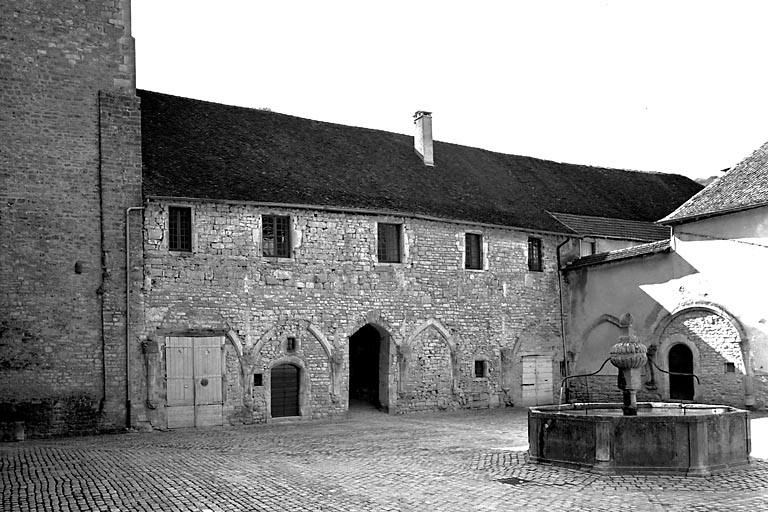 Côté est de la cour du cloître, vue de trois quarts. © Jérôme Mongreville / Région Bourgogne-Franche-Comté, Inventaire du patrimoine - 1991