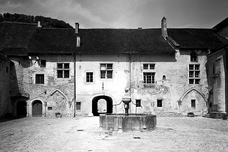 Côté ouest de la cour du cloître. © Jérôme Mongreville / Région Bourgogne-Franche-Comté, Inventaire du patrimoine - 1991