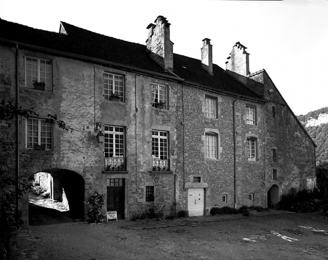 Bâtiment à l'est de la cour des chanoines, vue générale de la façade sur cour. © Jérôme Mongreville / Région Bourgogne-Franche-Comté, Inventaire du patrimoine - 1991
