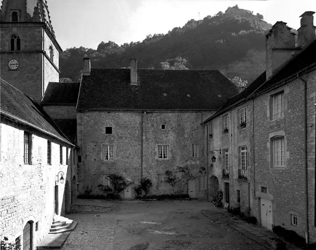 Bâtiment au sud du choeur de l'église abbatiale, façade sur la cour des chanoines. © Jérôme Mongreville / Région Bourgogne-Franche-Comté, Inventaire du patrimoine - 1991